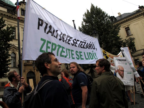 Občané demonstrují před vládou proti rozšiřování uhelných a uranových dolů, chtějí rozumnou a čistou energetiku