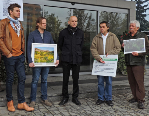 Známí herci, zpěváci, spisovatelé a dalších 61 139 lidí vyzvalo  peticí ministra Richarda Brabce, aby dal větší prostor divočině v NP Šumava