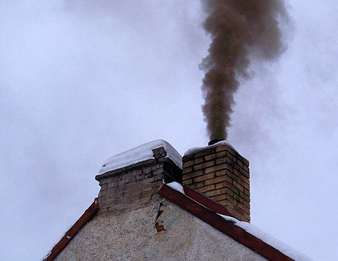 Kotlíkové půjčky jsou správný krok. Stále však chybí motivace k opouštění uhlí v domácích kotlích