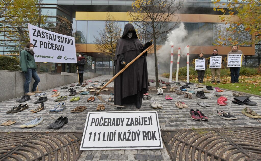 Před ČEZem stojí 111 párů bot za předčasně zemřelé kvůli znečištění z Počerad