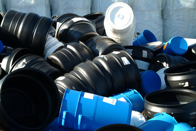 Nový Atlas plastů ukazuje cestu ze záplavy odpadu a volá výrobce k odpovědnosti