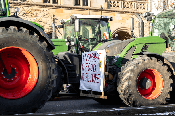 Pokračující zemědělské protesty potvrzují, že seškrtání ekologických ambicí bylo zbytečné