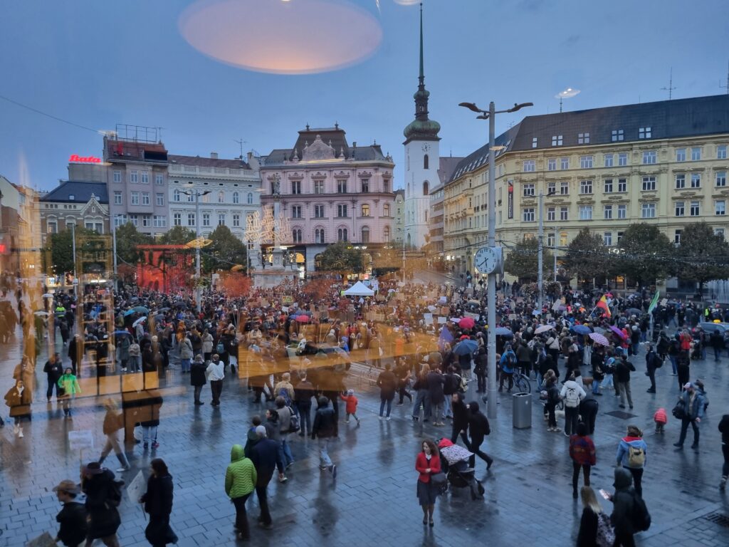 Více než tisíc lidí skandovalo na brněnském náměstí Svobody: „Macinku nechceme!“