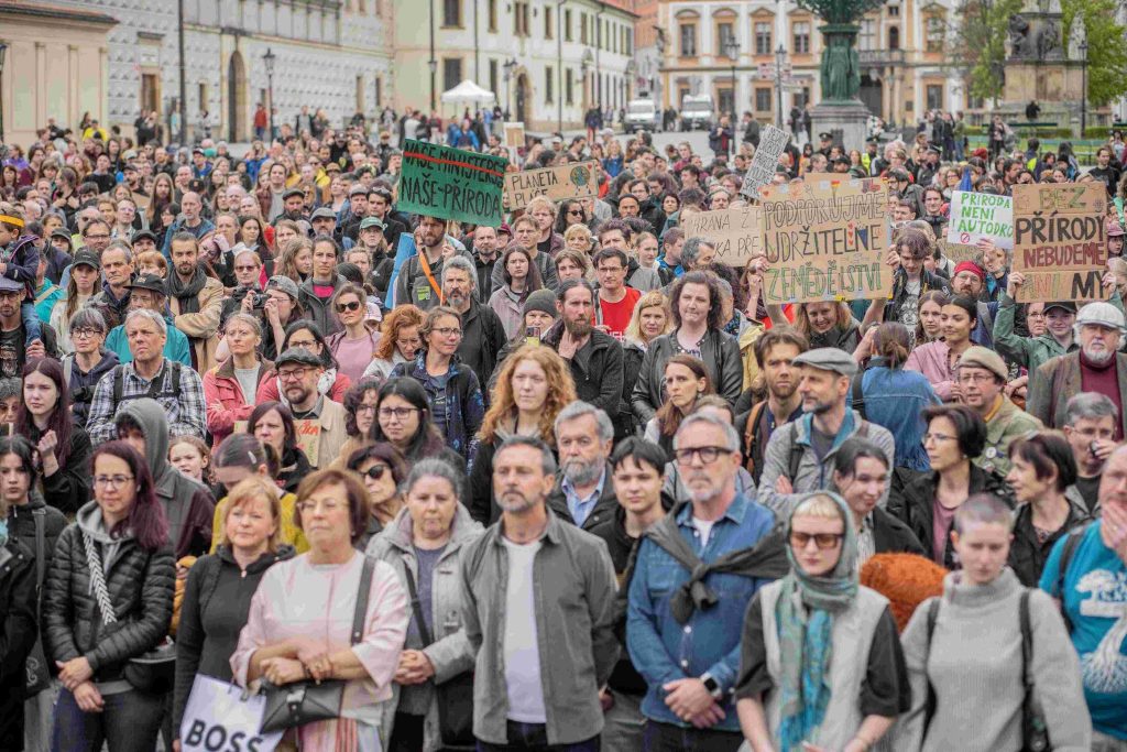 Záběr na demonstrující pochod za udržitelné a šetrné hospodaření v přírodě.