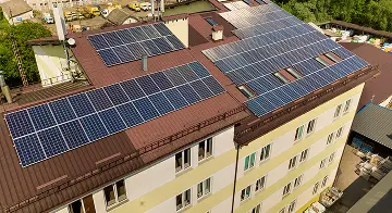 Fotovoltaické panely na střeše budovy.