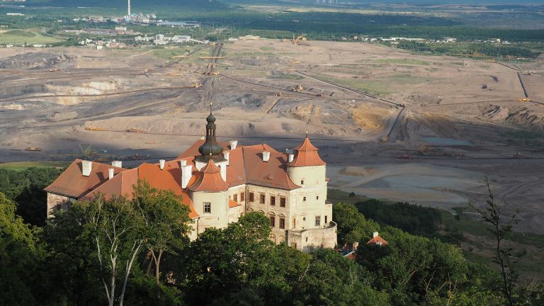 Zámek Jezeří a v pozadí lom ČSA.