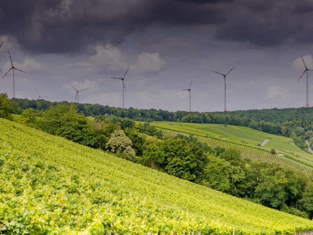 Větrné elektrárny na zamračeném nebi.